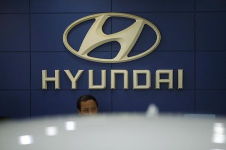 　１月１１日、アジアの自動車メーカー各社は、需要の増加に対応して米国へのスポーツ多目的車（ＳＵＶ）の出荷を増やそうとしており、日本や韓国で増産する見通しだ。写真は韓国・現代自動車のロゴ。ソウルで昨年１０月撮影（２０１６年　ロイター／Kim Hong-Ji）