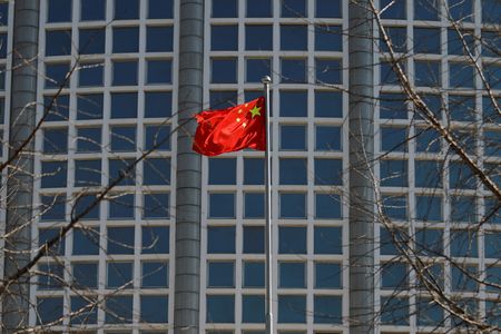 　中国政府は、南シナ海の一部海域で軍事演習を実施すると発表し、船舶の航行を禁止した。写真は中国の国旗。２月撮影（２０２２年　ロイター／Carlos Garcia Rawlins）
