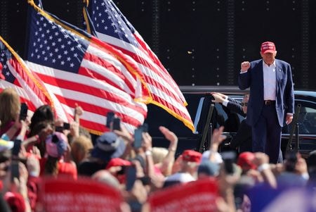 １１月の米大統領選で共和党候補となっているトランプ前大統領（写真右）が２０２０年の前回大統領選で敗北を覆そうとして政府当局者やペンス副大統領（当時）に圧力をかけた際、トランプ氏が大統領としての職務の範囲外で行動していたと検察側が主張していたことが１０月２日、分かった。９月２１日、ノースカロライナ州で撮影（２０２４年　ロイター/Carlos Barria）
