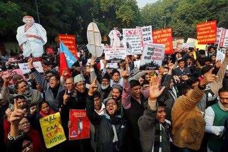 　１２月２４日、改正国籍法への抗議デモが全土に広がるインドでは、当局が警備を強化し、一部地区でインターネット接続を遮断した。写真はニューデリーでのデモの様子（２０１９年　ロイター/Danish Siddiqui）