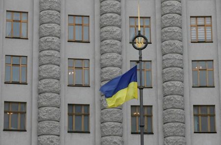 ウクライナ当局は４日、中部キロボフラード州クロピブニツキーがロシア軍のミサイル攻撃を受け、少なくとも１人が死亡し、７人が負傷したと明らかにした。エネルギー関連施設２カ所が損傷したことで停電が発生し、鉄道の運行が停止しているという。（２０２４年　ロイター／Valentyn Ogirenko）