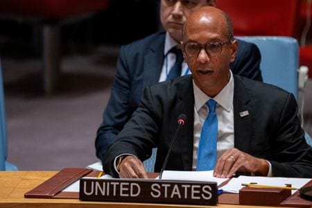 　１０月２１日、米国のウッド国連代理大使（写真）は国連安全保障理事会で、北朝鮮が対ウクライナの戦闘に加勢するためロシアに兵士を派遣しているとの情報について「危険かつ極めて憂慮すべき動向」であり、事実であれば「北朝鮮とロシアの軍事関係が深化しているのは明白だ」と警戒感を示した。写真は８月、ニューヨークの国連本部で撮影（２０２４年　ロイター/David \'Dee\' Delgado）