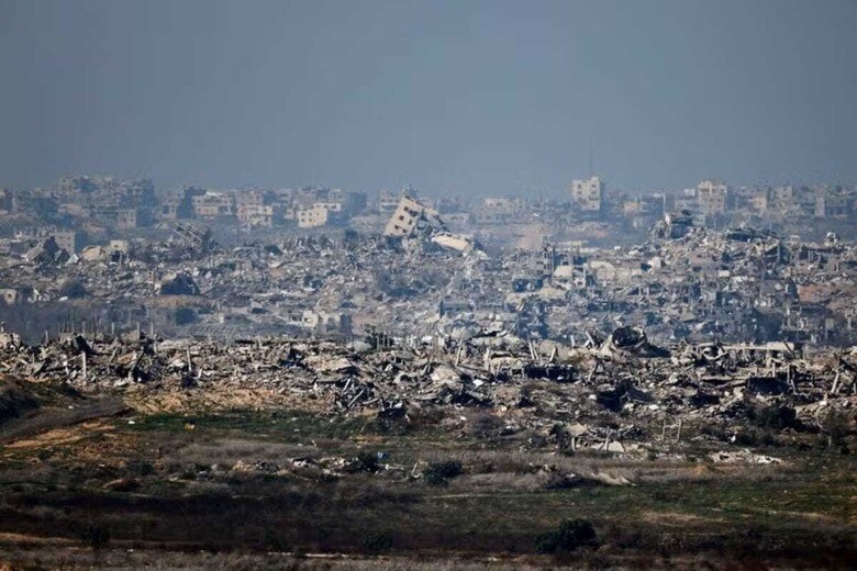 １月１４日、パレスチナ自治区ガザの停戦案で合意をまとめるため、仲介国の協議がカタールの首都ドーハで再開される。写真は廃墟と化したガザ北部の建物。１３日撮影（２０２５年　ロイター／Amir Cohen）