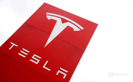 １１月１２日、米電気自動車（ＥＶ）大手テスラのイーロン・マスク最高経営責任者（ＣＥＯ）は今週、合わせて６９億ドル相当のテスラ株を売却した。５月撮影（２０２１年　ロイター/Matthew Childs）