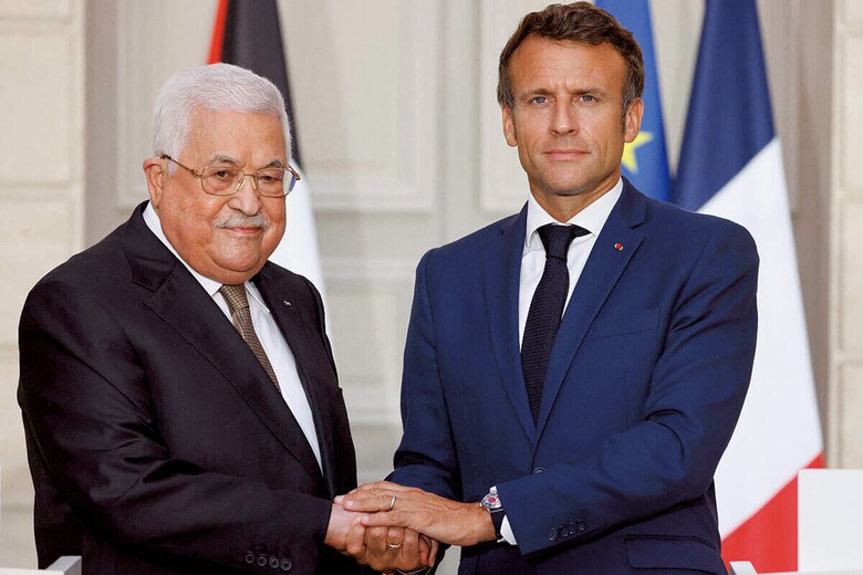 パレスチナ自治政府のアッバス議長とマクロン仏大統領（2022年）　LUDOVIC MARINｰPOOLｰREUTERS