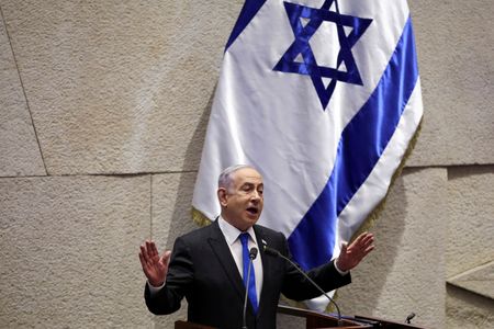 　７月２３日、イスラエルのネタニヤフ首相（写真）は、ガザで拘束されている人質の家族に対し、解放に向けた合意に近づいている可能性があるとの認識を示したと、首相府が明らかにした。写真は１７日、エルサレムで撮影（２０２４年　ロイター/Ronen Zvulun）