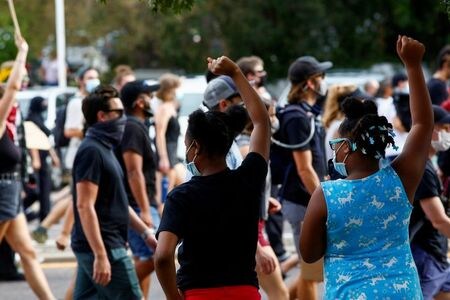 　英ケンブリッジ大学が発表した研究によると、民主主義に対する若年層の満足度が過去１００年で最低で、失望感は最大に達していることが分かった。写真は米コロラド州でのデモの様子。８月撮影（２０２０年　ロイター/Kevin Mohatt）