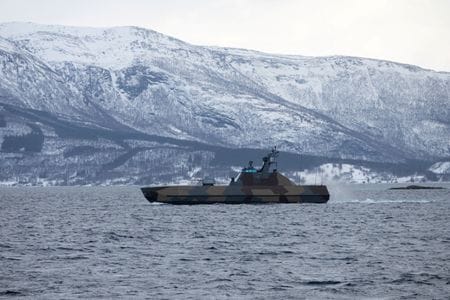 写真はハルスタッド沖で行われた「コールド・レスポンス」演習の様子。ノルウェー国防省提供。REUTERS