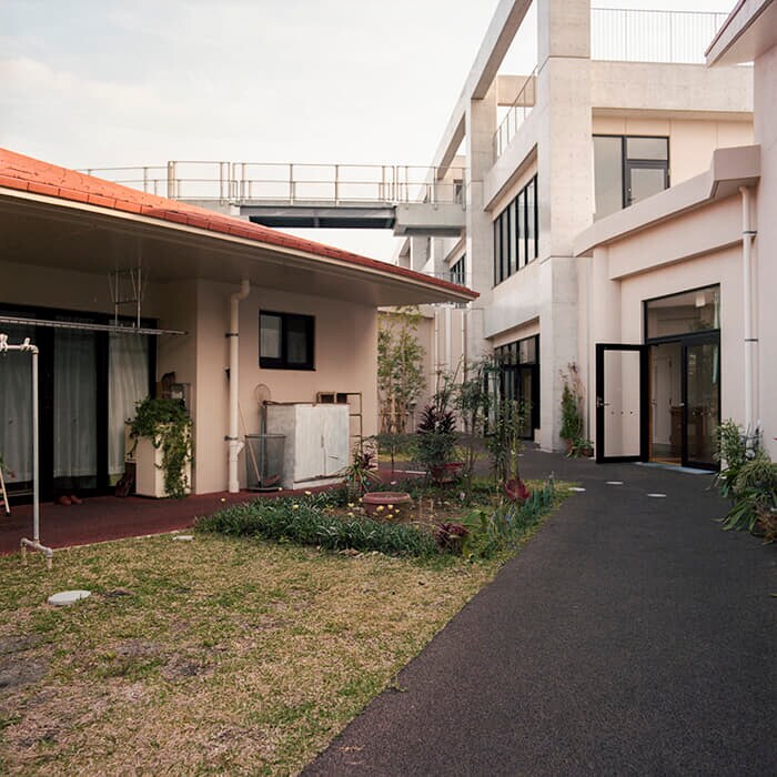 戦前から続いた隔離時代から入所者は人として生きる権利、人として暮らす生活を求め続けてきた。高齢化した現在でも、多くの入所者が自分のお庭を手入れしている。2025年3月撮影　沖縄愛楽園