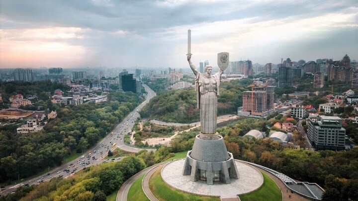 ドニプロ川の右岸にある「祖国記念碑」　Aleksandr Mokshyn-iStock