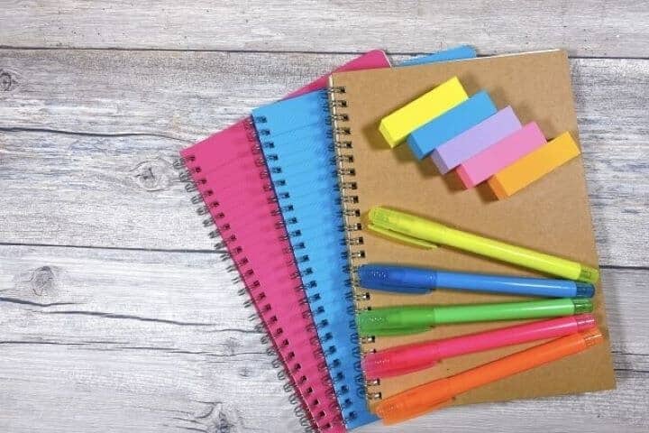 カラフルな蛍光ペンとノートと付箋