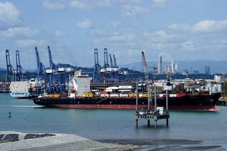 ブルームバーグ・ニュースは１４日、香港の実業家、李嘉誠氏率いる長江和記実業（ＣＫハチソン・ホールディングス）から４３港の買収を目指す投資家グループの中心的存在としてイタリアの資産家ジャンルイジ・アポンテ氏のファミリー企業が浮上していると報じた。パナマのバルボア港、３月撮影（２０２５年　ロイター/Enea Lebrun/File Photo）
