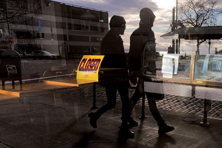 感染拡大を受けて飲食店の営業自粛も相次ぐ　BRIAN SNYDER-REUTERS