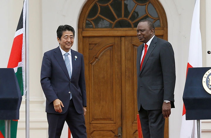 第6回アフリカ開発会議に出席するためケニアに到着した安倍首相　Thomas Mukoya-REUTERS