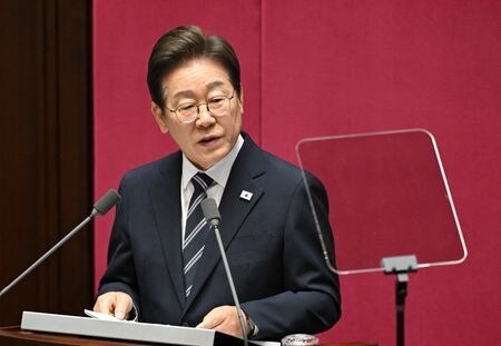 韓国の李在明大統領は１８日、北朝鮮との間で既に合意している事項について段階的に実行するよう閣僚に指示した。写真は６月、ソウルで代表撮影（２０２５年　ロイター）