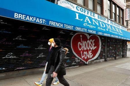 ロイターの集計によると、２８日までの１週間の米国の新型コロナウイルス新規感染者が４３万１０００人と、前週から９％増加した。写真は昨年４月、ニューヨークで撮影（２０２１年　ロイター／Lucas Jackson）