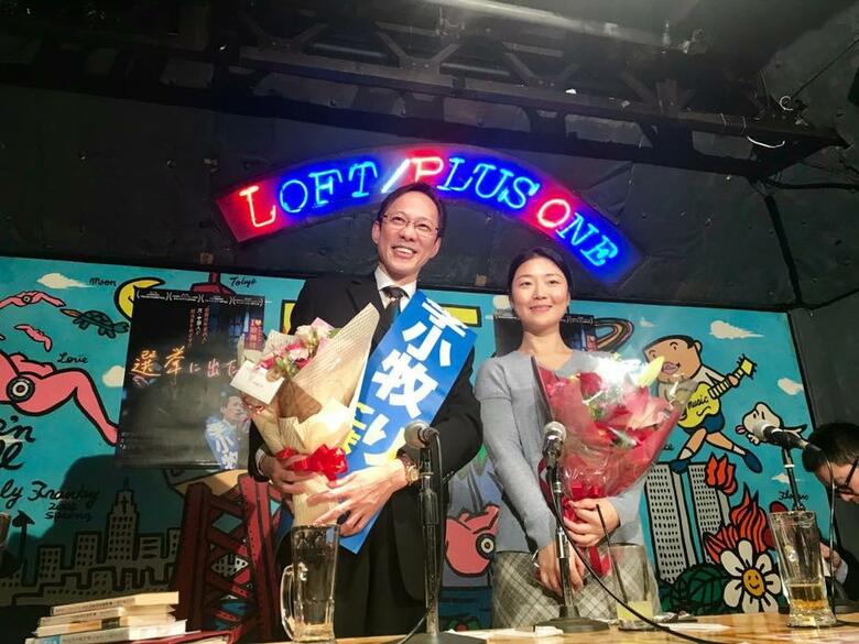 11月4日に新宿であった試写会イベントに参加した私とケイヒ監督（右）