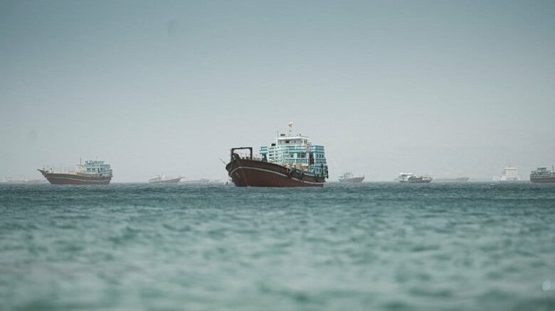 写真はホルムズ海峡を航行する船舶。5月20日、オマーンのムサンダム付近で撮影。REUTERS