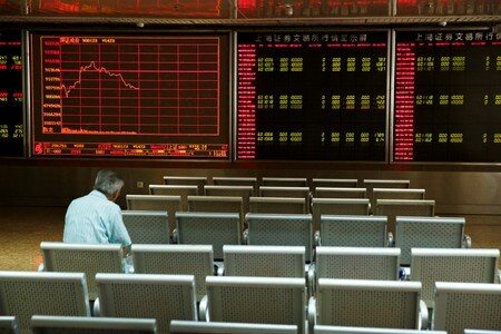 １０月２８日、中国上場企業の所有者や大株主らの間で、株式売却の動きが広がっている。北京の証券会社で８月撮影（２０１９年　ロイター/Thomas Peter）