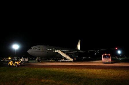 英紙タイムズは、イスラム主義組織タリバンが制圧したアフガニスタンからの英国関係者の退避措置について、５日後に最終便がカブールを発つ可能性があると伝えた。写真は１７日、カブールから英ブライズ・ノートン空軍基地に到着した航空機。代表撮影（２０２１年　ロイター）