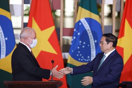 　９月２５日、ブラジルのルラ大統領（左）は、同国を含め南米４カ国の関税同盟であるメルコスル（南部共同市場）との貿易協定締結にベトナムが関心を示しており、この件を議題として提示すると明らかにした。写真右はベトナムのファム・ミン・チン首相（２０２３年　ロイター／Adriano Machado）