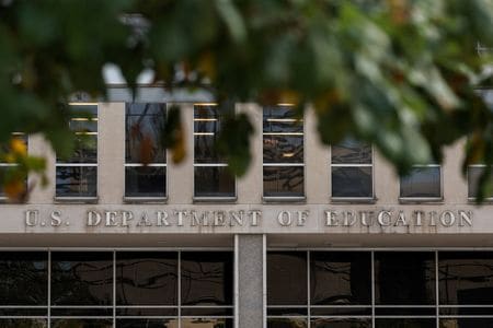 　１１月１９日　米教育省は１８日、トランプ政権が進める同省の段階的な閉鎖計画の一環として、省の機能を共有ないし移管するため労働、国務、内務、厚生の４省と新たに連携する取り組みを発表した。写真は教育省の建物。１０月２１日、米ワシントンで撮影（２０２５年　ロイター／Kylie Cooper）