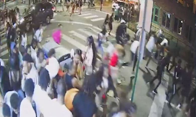 米東部ペンシルベニア州と南部テネシー州で４日から５日にかけて銃撃事件が相次ぎ発生し、少なくとも６人が死亡、２５人以上が負傷した。写真はフィラデルフィアの銃撃現場で、逃げる人々の様子。監視カメラ映像より。（２０２２年　ロイター/South Street CCTV）