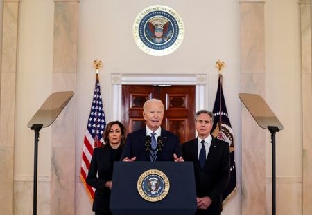 　１月１５日、バイデン米大統領（写真）とトランプ次期大統領は、イスラエルとイスラム組織ハマスがパレスチナ自治区ガザでの停戦で合意したことについて、ともに自身の功績だと主張した。ホワイトハウスで撮影（２０２５年　ロイター/Evelyn Hockstein）