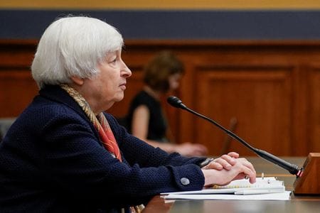 イエレン米財務長官（写真）は９日、家賃などの住居費が要因で米インフレは望ましいとされる水準を上回って推移しているものの、「インフレが時間とともに鈍化し続けると確信している」と言明した。（２０２４年　ロイター/Ken Cedeno）