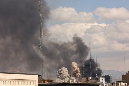 米・イスラエルの攻撃後、爆発で立ち上がる煙。３月１日、イラン・テヘランで撮影（２０２６年　ロイター/Majid Asgaripour/West Asia News Agency via REUTERS)