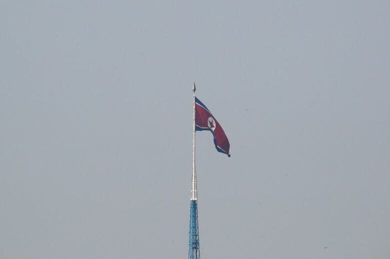 写真は北朝鮮の旗。韓国・坡州の南北軍事境界線付近で２０１９年９月撮影。REUTERS/Kim Hong-Ji