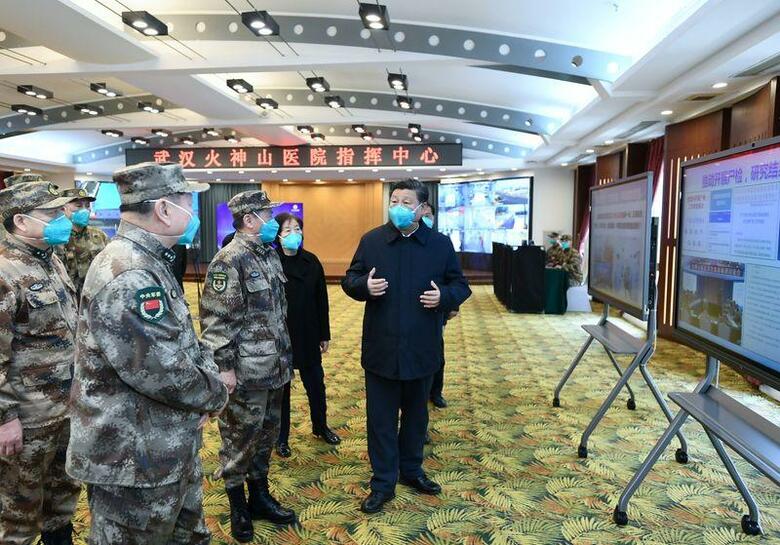 中国の習近平国家主席は10日、新型コロナウイルスの発生源とされる湖北省武漢市を視察し、ウイルス抑制に向けた取り組みが奏功していることをアピールした。武漢訪問は昨年終盤に感染が発生して以来初めて。武漢の病院で撮影。新華社提供（2020年　ロイター）