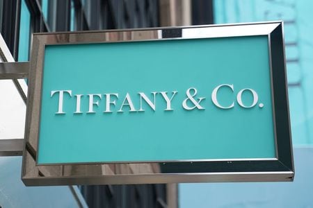 　１月２６日、仏高級ブランドＬＶＭＨ（モエ・ヘネシー・ルイ・ヴィトン）は、今月買収を完了した米宝飾品大手ティファニーの多岐にわたる品ぞろえを抜本的に見直す構えだ。写真はニューヨークのティファニー店舗のサイン。２０２０年９月撮影（２０２１年　ロイター/Carlo Allegri）