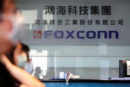台湾の安全保障当局は電子機器受託生産世界最大手の鴻海（ホンハイ）精密工業による中国の半導体メーカー、紫光集団への約８億ドルの出資について解消を促したい考え。台北で２０２０年６月撮影（２０２２年　ロイター／Ann Wang）