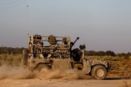 イスラエル軍は２３日、パレスチナ自治区ガザ南部の都市ハンユニス東部奥深くまで複数の戦車で進軍した。写真はイスラエル・ガザ国境付近で２３日撮影（２０２４年　ロイター/Amir Cohen）