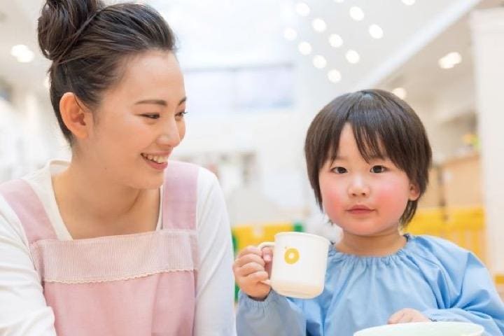 食事をする幼児と幼児食マイスターのイメージ