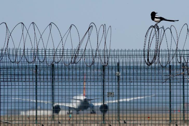 中国外務省は２６日、外国人の入国を２８日から当面停止すると発表した。査証（ビザ）や在留資格を持っていても入国できない。北京で１３日撮影（２０２０年　ロイター/Thomas Peter）