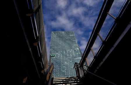 米国と英国、欧州中央銀行（ＥＣＢ）を含む七つの中央銀行（中国を除く）は３０日、デジタル通貨の対応マニュアル概要を作成した。写真はＥＣＢ本部。２０１５年１月撮影（２０２１年　ロイター/Kai Pfaffenbach）