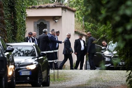 　５月２６日、イラン外務省報道官は同国の核問題を巡り、米国との合意に向け、ウラン濃縮を３年間凍結する可能性があるとの報道について、米国と合意するためにウラン濃縮の一時停止を検討することはないと述べ、米との第６回協議の日程はまだ決まっていないとした。写真は２３日、５回目の米国との協議が行われたローマで、オマーン大使館を出発するイラン代表団（２０２５年　ロイター/Guglielmo Mangiapane）