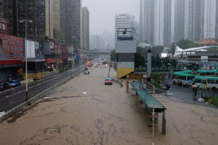 　９月１４日、香港の気象当局は、降雨警報のレベルが上から２番目に高い「レッド」を発令した。今後大規模な洪水が発生する恐れがあるとし、学校は休校となった。写真は記録的豪雨となった８日に香港で撮影（２０２３年　ロイター／Tyrone Siu）