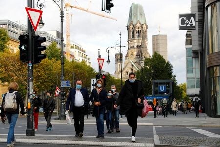 　ドイツの１６連邦州は、クリスマスと新年にかけて最大１０人までの集まりを容認する方針だ。写真はベルリンで１０月撮影（２０２０年　ロイター／Fabrizio Bensch）