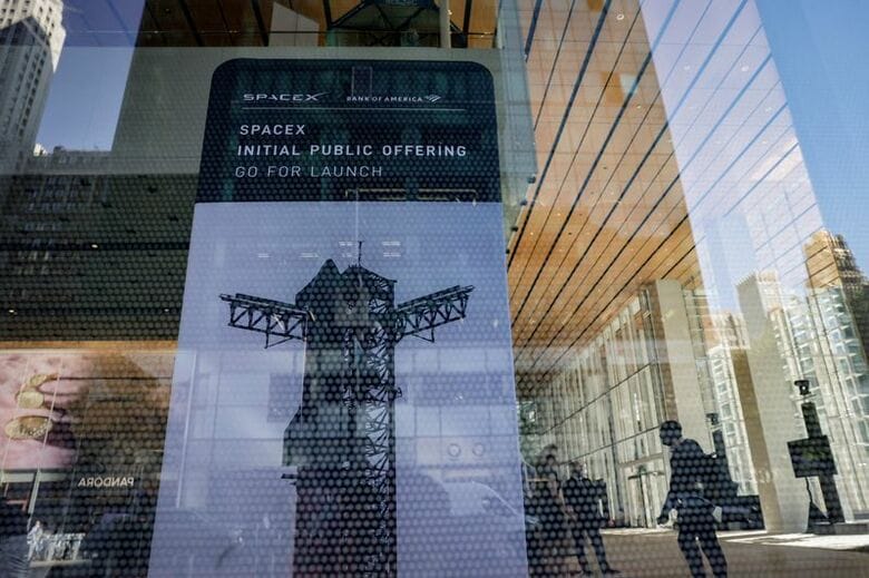 6月4日、米ニューヨークに掲げられたスペースXの新規株式公開のサイン。 REUTERS/Jeenah Moon
