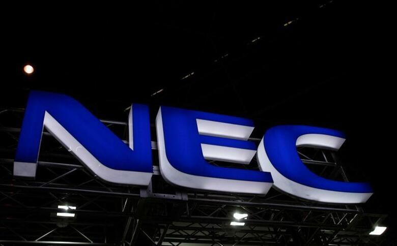 NECは、スイスの大手金融ソフトウエア企業アバロクを所有する持ち株会社を約2360億円で買収すると発表した。写真は2012年5月、東京の無線通信技術の展示会で撮影(2020年　ロイター/Issei Kato)