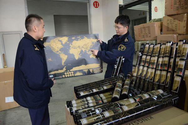 中国杭州の税関で押収された地図。台湾の位置が誤っていた（2018年4月18日）　China Customs