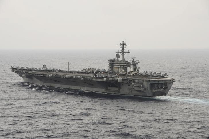 ２月１７日、米国防総省は、南シナ海のパラセル（西沙）諸島に中国が地対空ミサイルを配備したことが民間の衛星写真からうかがえるとし、こうした行為は地域の緊張を高めると指摘した。南シナ海を通る米空母。提供写真、昨年１０月米海軍が撮影（２０１６年　ロイター）