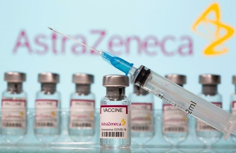 英製薬大手アストラゼネカは３月１４日、同社が英オックスフォード大学と開発した新型コロナウイルスワクチンの接種データを検証した結果、血栓との因果関係を示す証拠は見つからなかったと発表した。１０日撮影（２０２１年　ロイター/Dado Ruvic/Illustration）