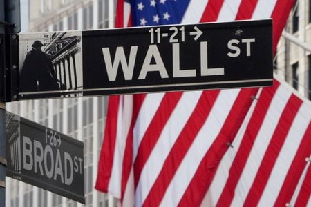 米国株式市場は３１日、続落して２０２５年の取引を終えた。ただ年間では、人工知能（ＡＩ）関連銘柄への旺盛な需要を追い風に主要株価３指数はそろって２桁の上昇率を記録し、１９─２１年以来、３年連続での上昇となった。（２０２５年　ロイター／Carlo Allegri）