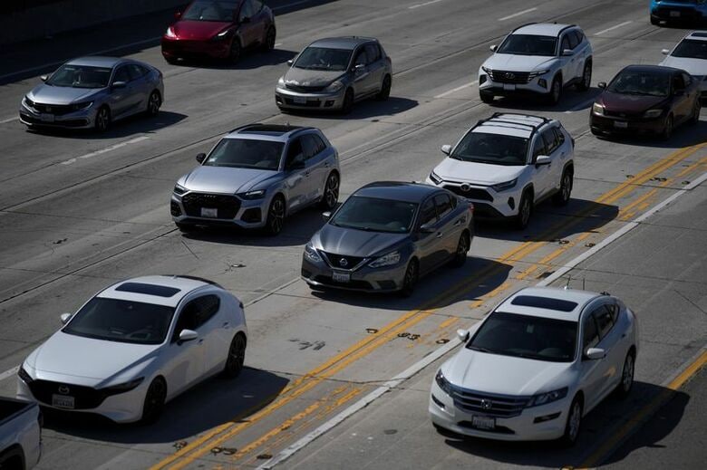 ロサンゼルスの高速道路を走る自動車。4月27日撮影。REUTERS/Daniel Cole