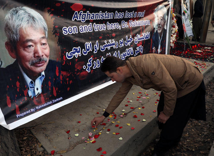 アフガニスタンの首都カブールで中村哲氏の死を悼む男性　Omar Sobhani-REUTERS