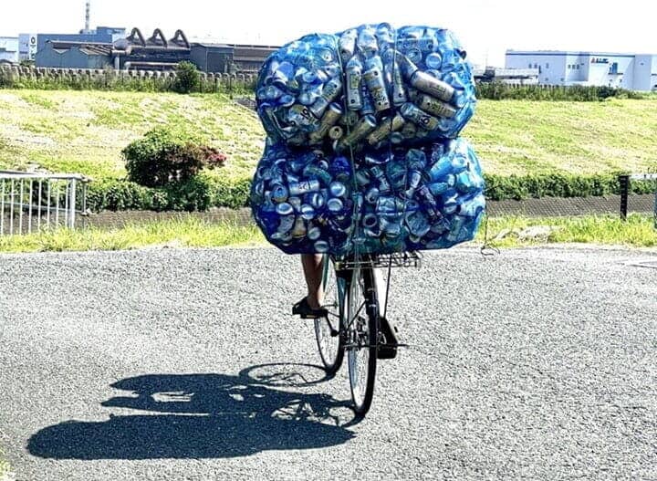 多くのホームレスは生活保護に頼らず、アルミ缶を拾ってお金に換え、自分で生活をしている